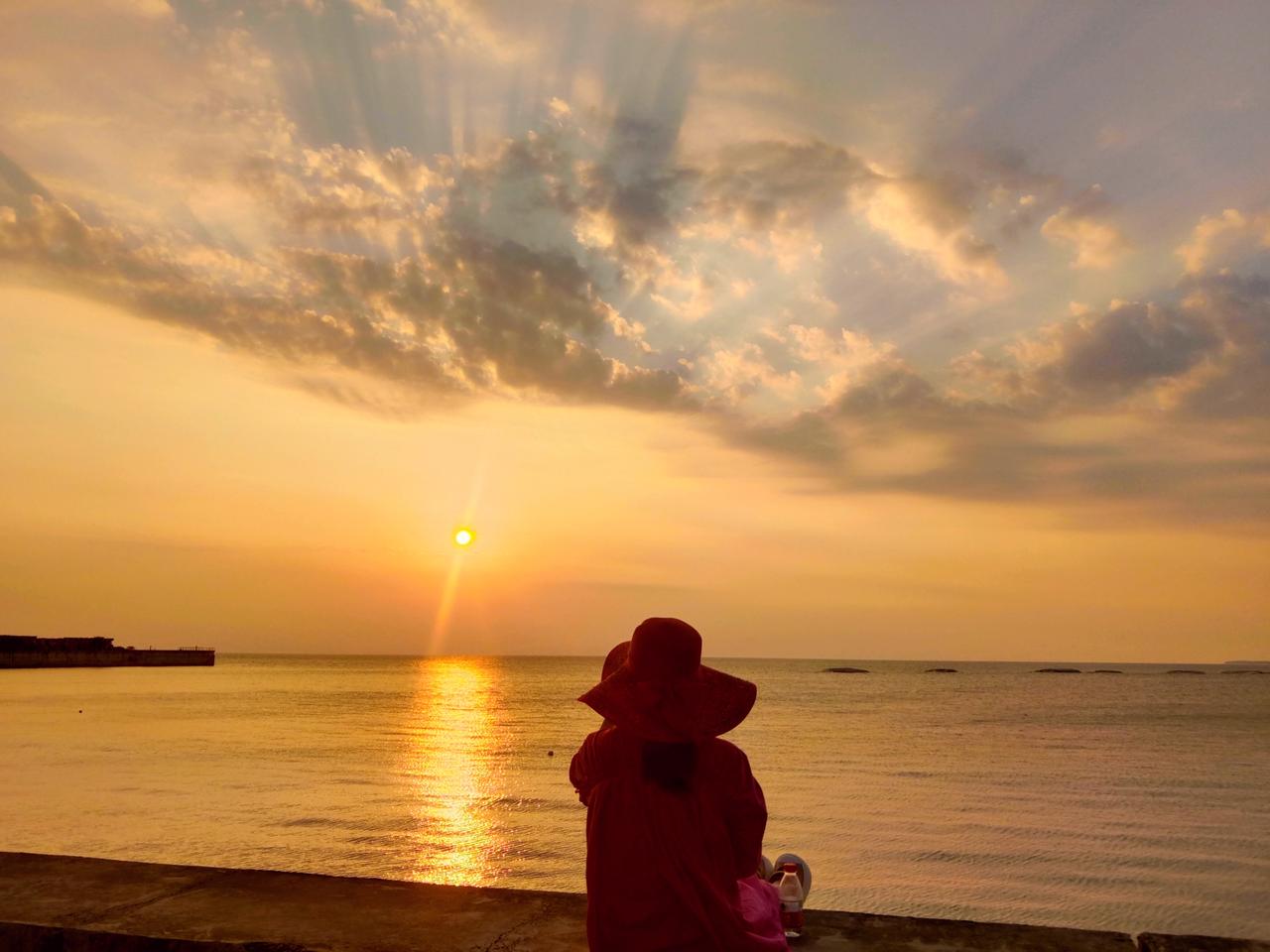 残阳留斜影，一人驻黄昏。