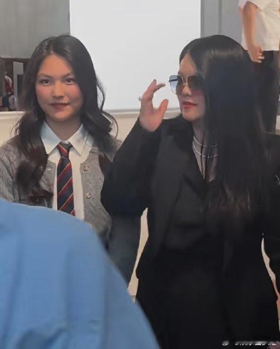 李湘全家都胖了李湘全家同框伦敦逛街，身形俱显圆润，网友笑称这是藏不住的“幸福肥”