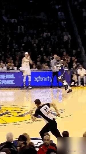 劝你别学詹姆斯的快攻，你学就是走步犯规，他用就是“合理规则”。
左手接球，跟抱