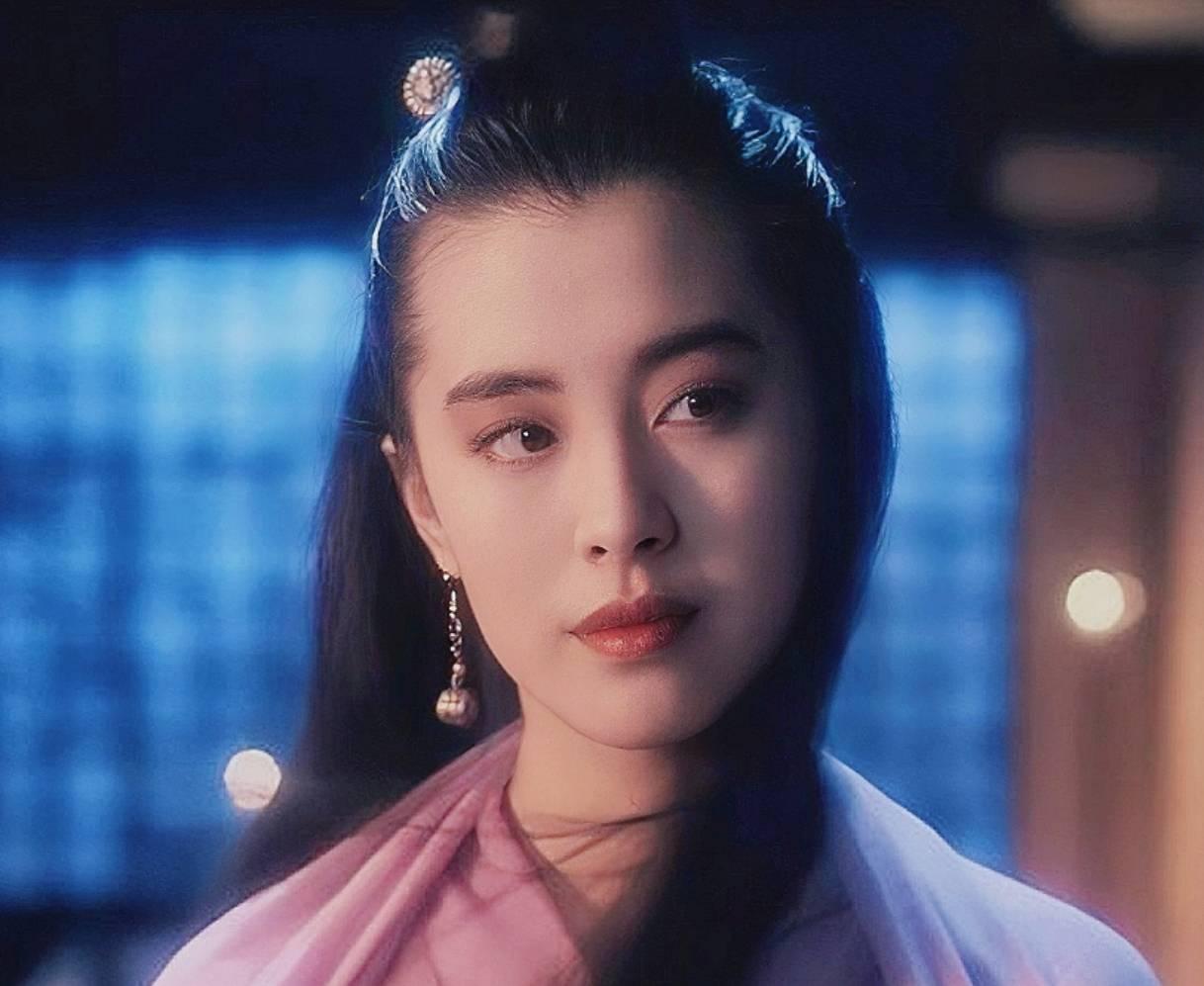 港片女星的美，美得那是一种鲜活、凌厉、极具生命力的状态，她们没有统一的模板，每一