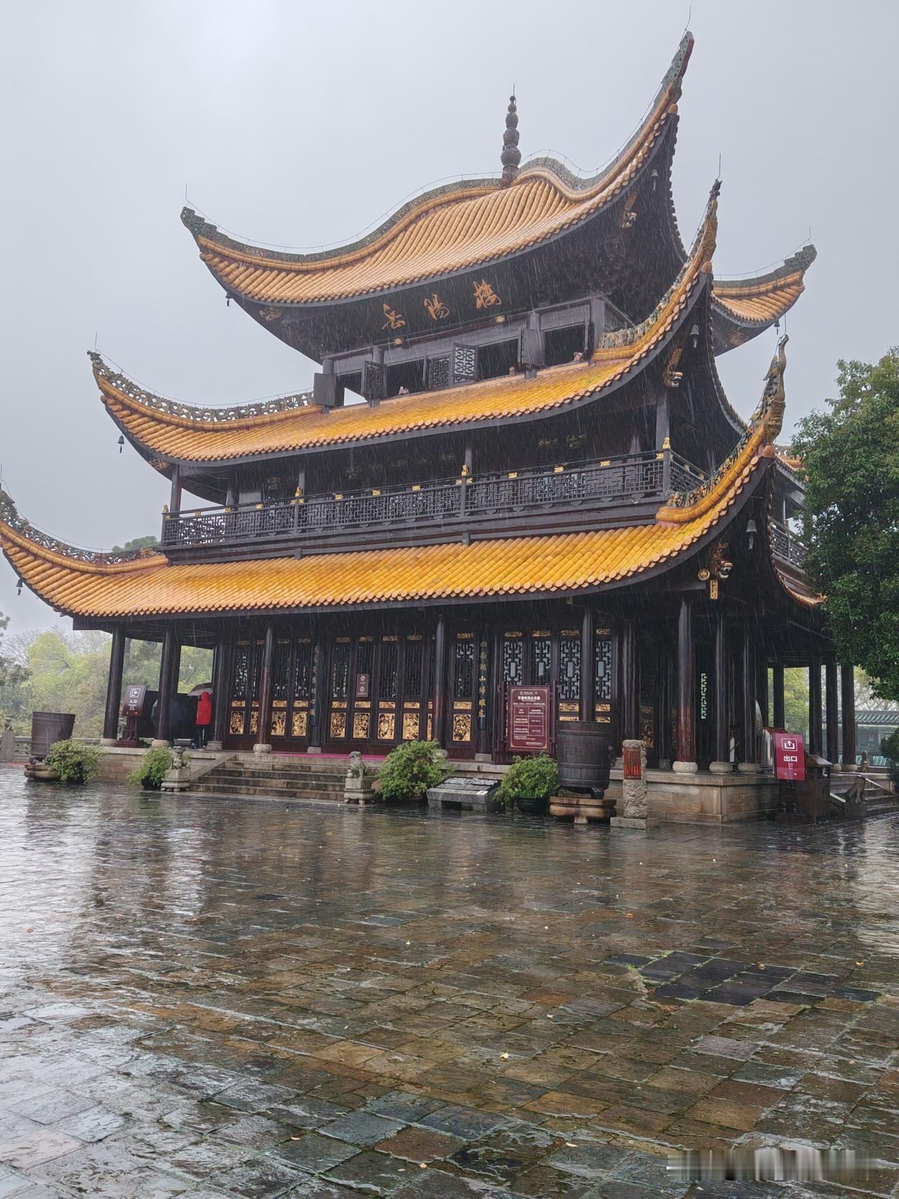 岳阳印象
3月30日下午，游览完岳麓书院和爱晚亭后，我在长沙南站搭乘高铁前往岳阳