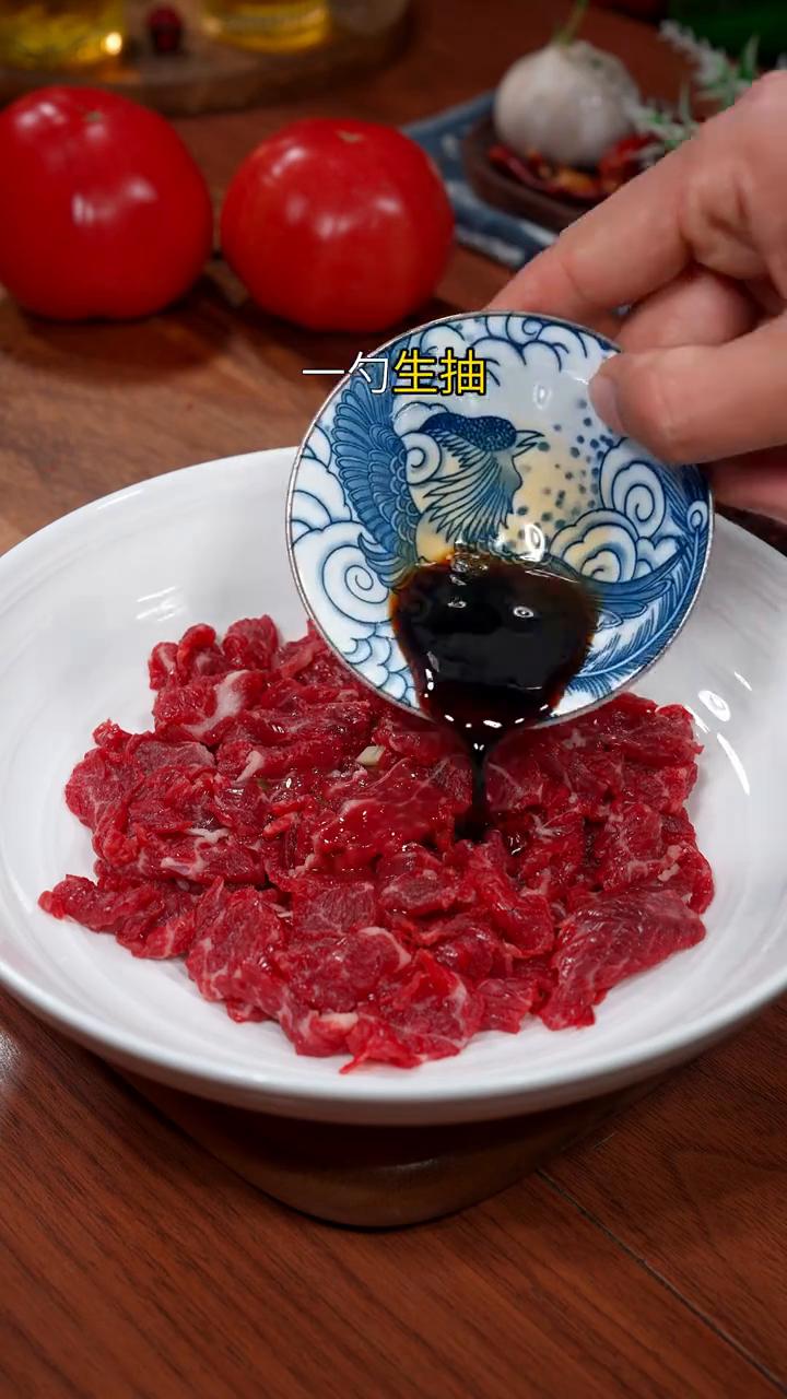 番茄鸡蛋炒牛肉。
今天做了孩子们百吃不腻的番茄鸡蛋炒牛肉，鲜香滑嫩，汤汁浓郁，用