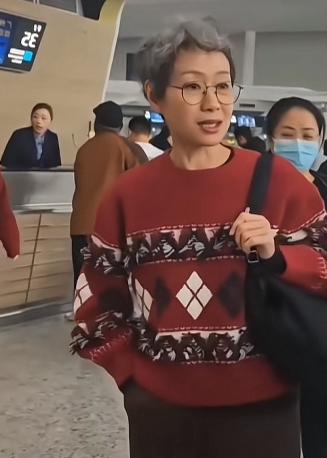 刷到叶童这张机场照，突然懂了什么叫“优雅的老去”。

60岁的她，穿着一件酒红色