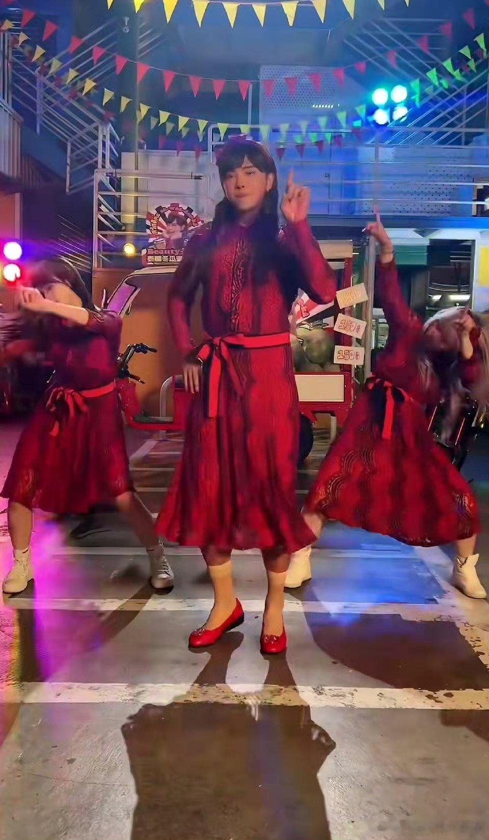 我记得当时他以女生身份在外面出道的事情闹得还挺热闹的，而且还取了一个朱碧石的名字