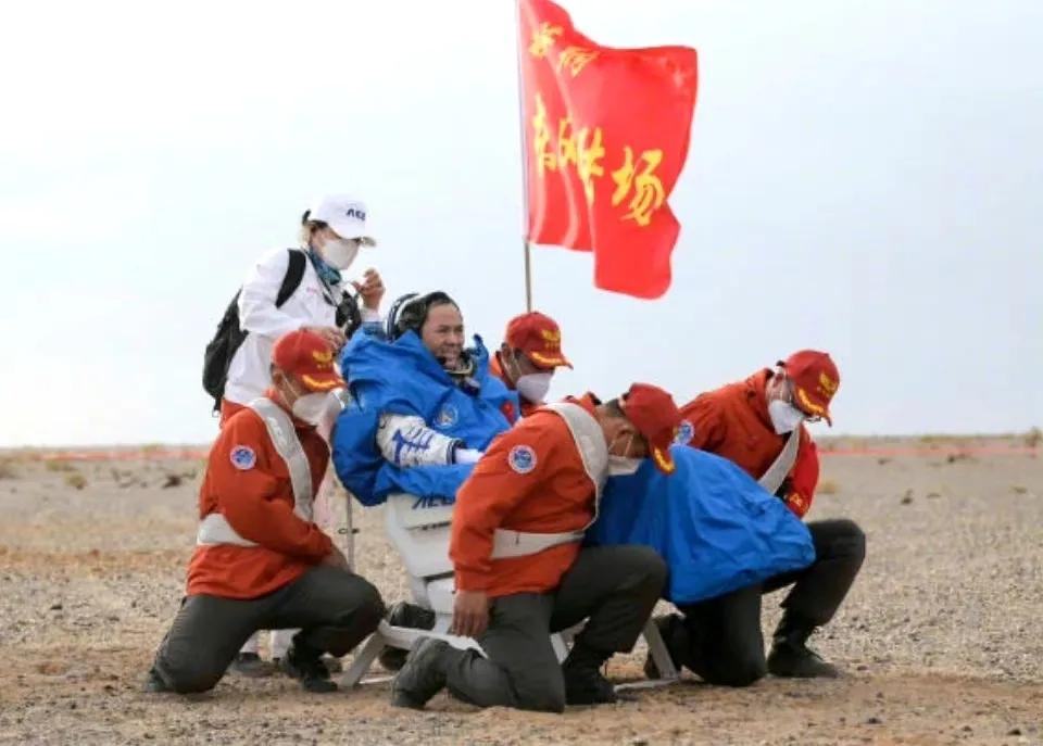 中国太空技术至今仍达不到美国50年前的水平。中国的航天员在返回地面后身体虚弱，根