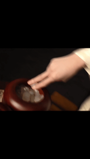 包上恩落子眼神杀鲨疯了鲨疯了！包上恩首演宅斗直接杀到我心坎！执棋落子间满是运筹帷