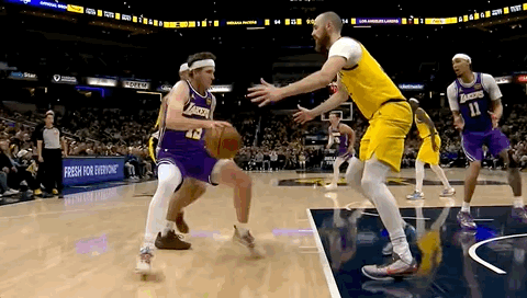 湖人应该是全联盟中锋幸福指数最高的球队了吧……
球队能有一个喂饼大师已经是一件非