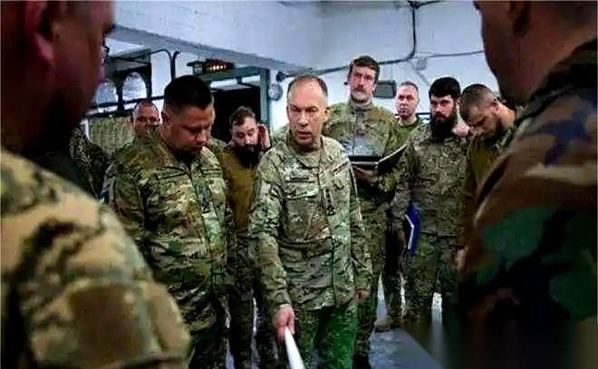 一周跑两次前线，乌军总司令瑟尔斯基，估计觉都睡不着了。
这哪是去视察，这简直是去