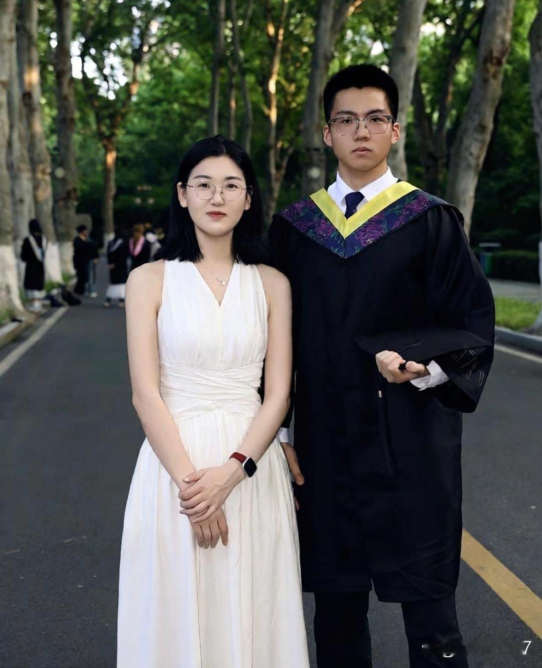 记录者超话[超话]记录者超话 这是个悲伤的故事：她叫李雷阳，从皖北农村走出来，9