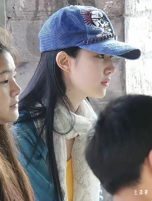 奶油般的娇嫩皮肤，清澈的眼睛，自然披垂的秀发，主打一个天生丽质。
谁能扛过她的美