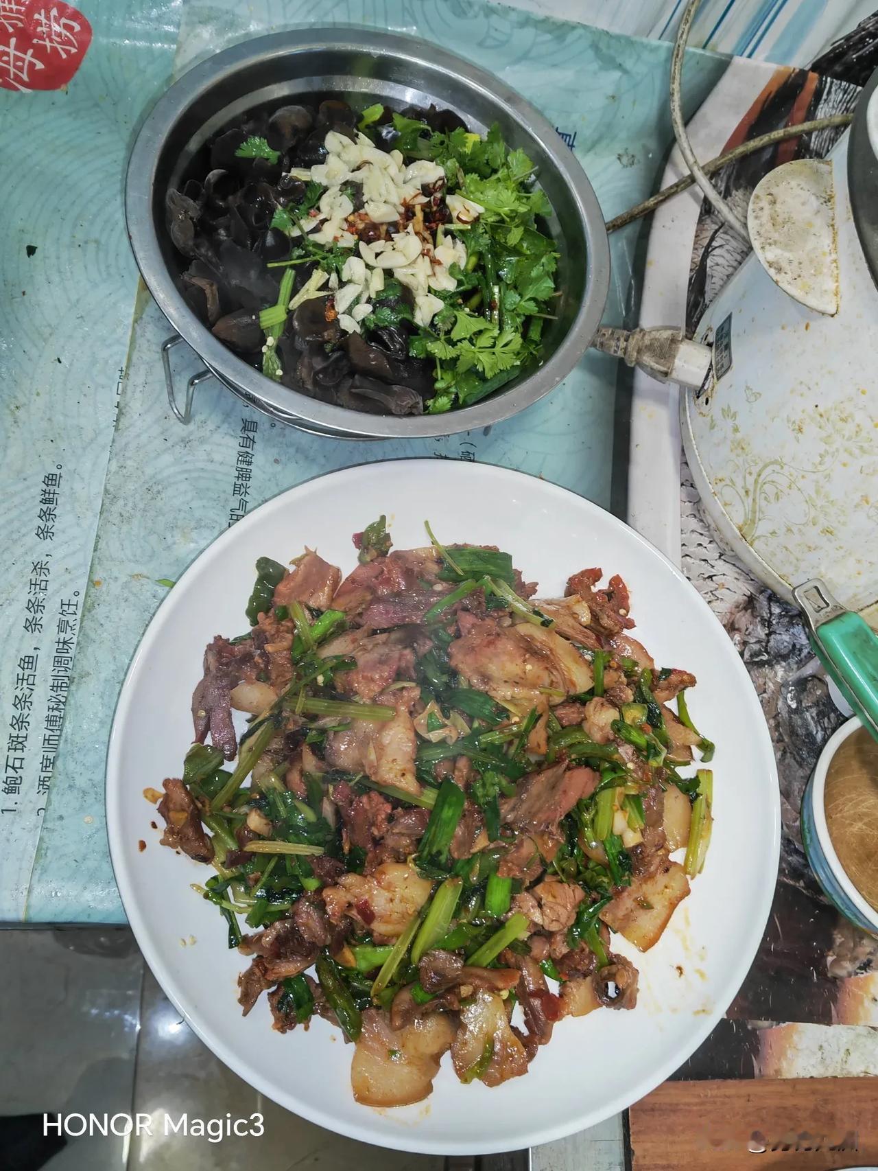 菜粥+馒头+凉拌木耳+回锅肉，再来一杯沙洲优黄，这个早餐会不会太油腻[呲牙]