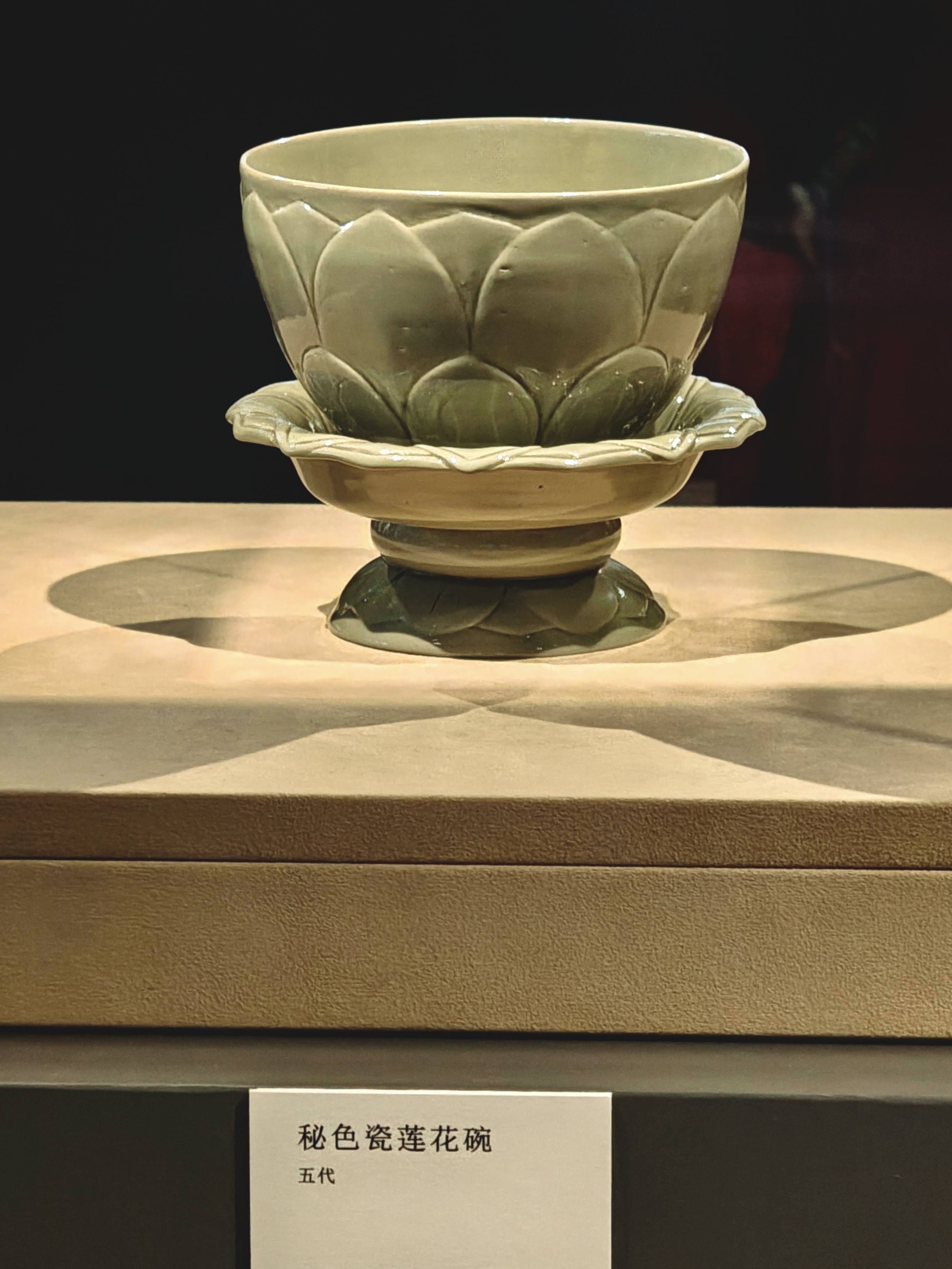 雨是苏州的偏旁。冬日的雨，将白发苏州写成了簪花小楷。我们起了大早，进博物馆漫游。