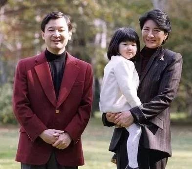 日本皇室小公主长得像爸爸。爸爸德仁，气质儒雅中透着柔性，妈妈俊美端庄，且柔中有刚