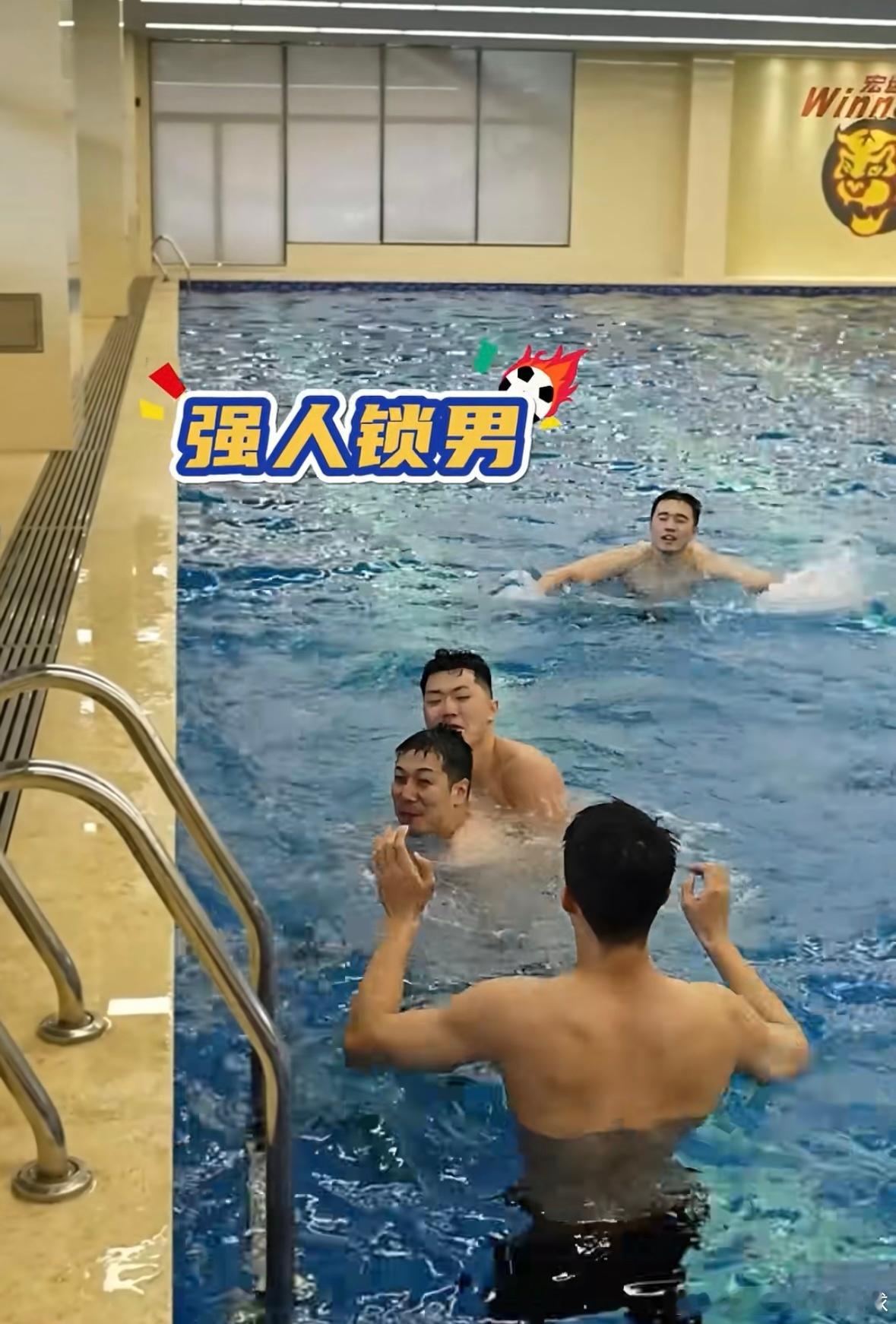 今天是端午节，广东宏远男篮社媒更新动态，队友们在俱乐部的游泳池里面进行了一场水上