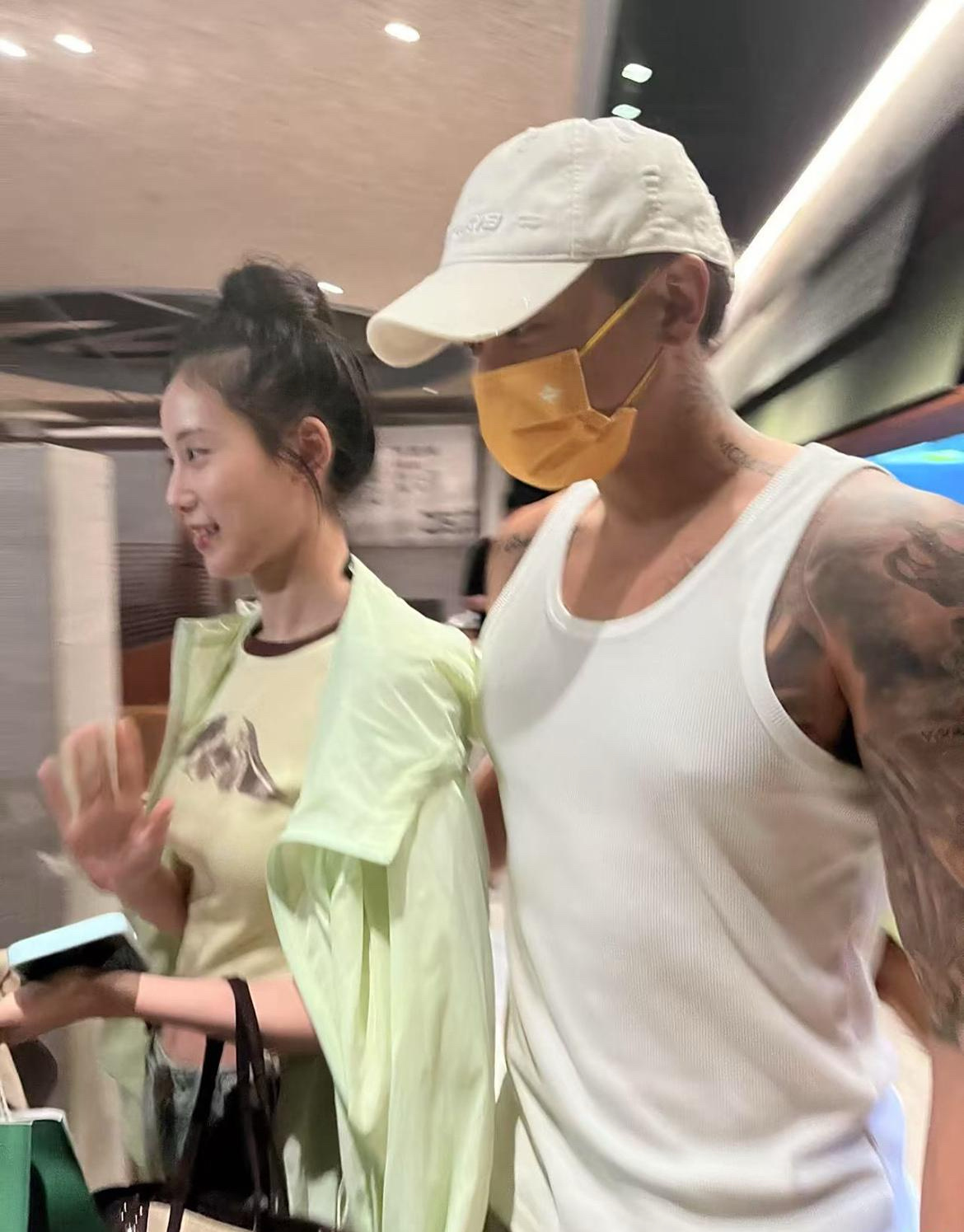 婚后日生活也是让黄子韬玩爽了！！有人偶遇黄子韬徐艺洋在三里屯吃火锅，大大方方的在