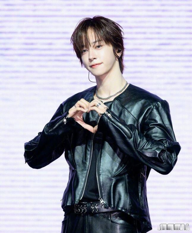 金在中新男团KEYVITUP 今日出道showcase现场图， 出道EP专辑将于