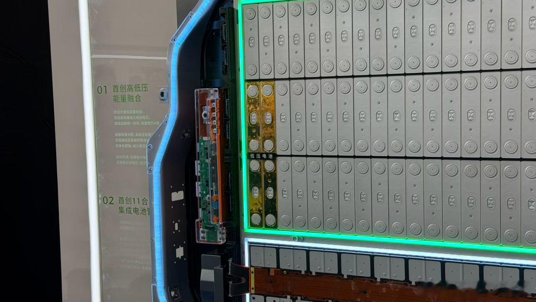 关于零跑高低压融合电池的介绍，刚才可能没说清楚，还有一个重点就是取消了整车的12