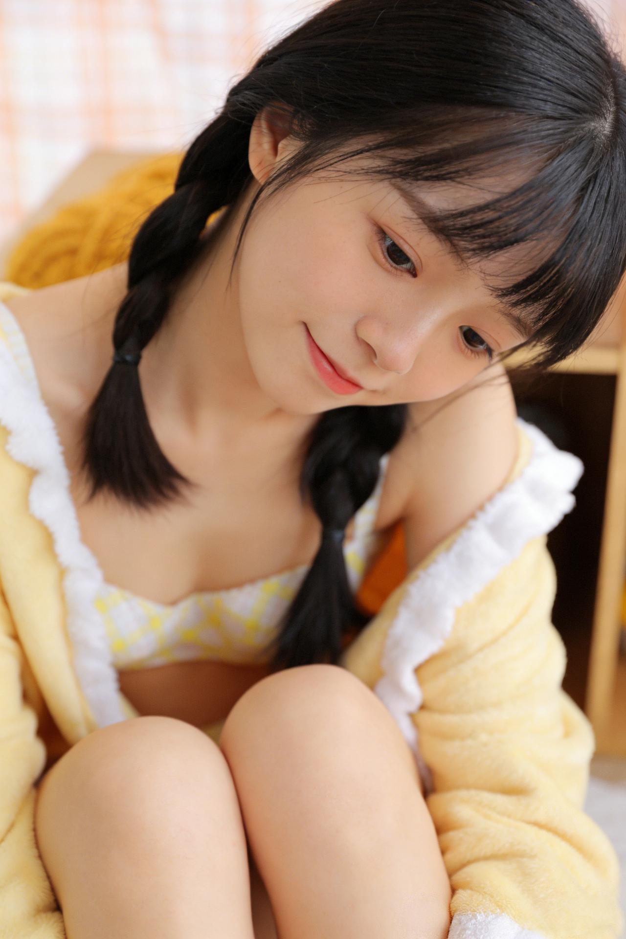 🍯 软萌治愈版
裹着奶黄的温柔，把日子过成小甜饼。
双马尾晃呀晃，连空气都变得