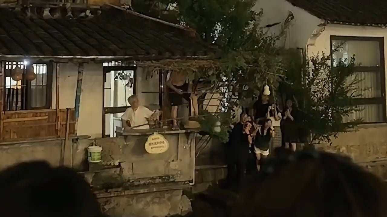 葫芦娃爷爷剪葫芦求清静！反被隔壁咖啡店截胡，游客转向隔壁打卡