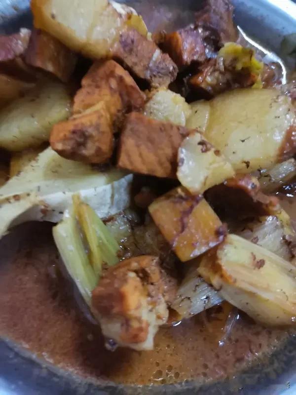 五花肉炖得软烂入味，青菜清炒解腻，米饭焖得粒粒饱满。
刚出锅冒着热气，简简单单家