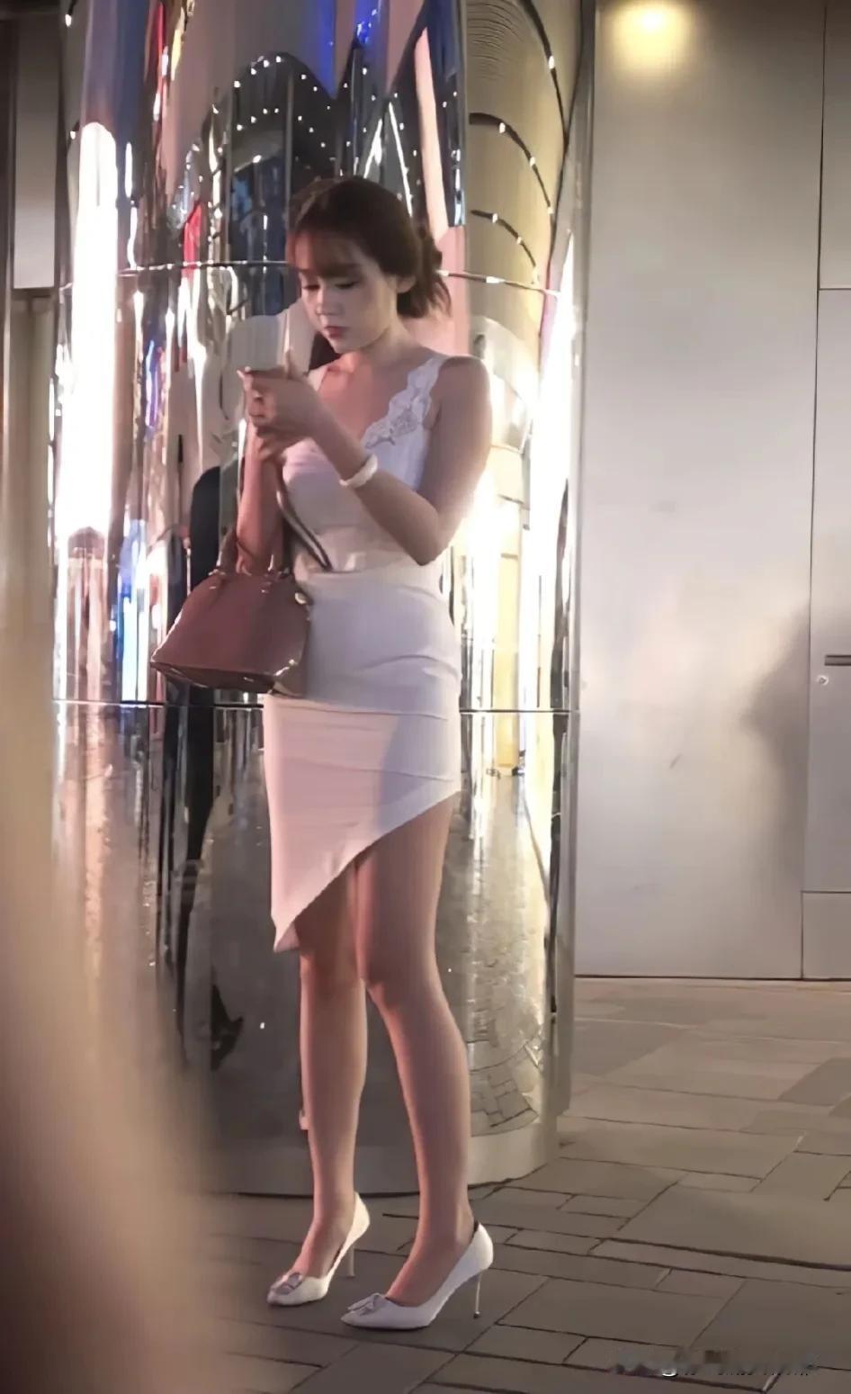 什么样的男士才能让这样的女士耐心的等待？笑脸相迎。[笑哭]