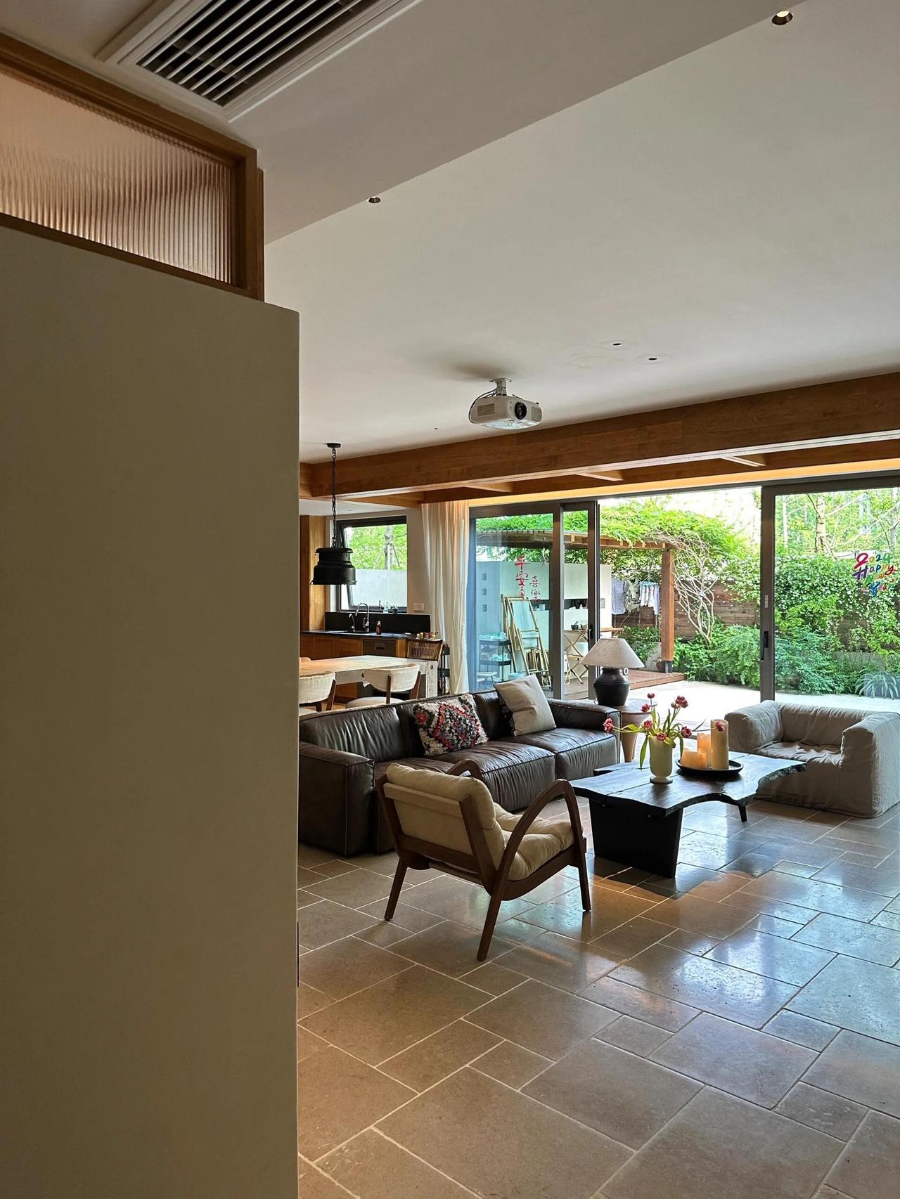 每当朋友来做客惊叹时，我总会笑着说：这真的不是国外，而是我在重庆的家，这个木质格