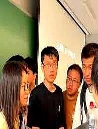 看视频，韦东奕问了王虹两个问题，但王虹愣了好久没有答上来。

从韦神的语速可以看