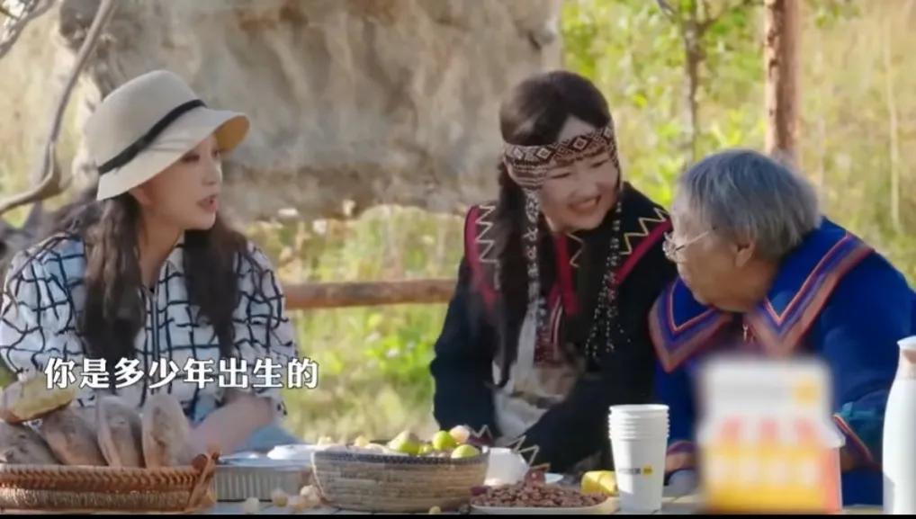 刘晓庆问对面的老奶奶哪一年出生的，奶奶回答1951年，刘晓庆说她是1950年，她