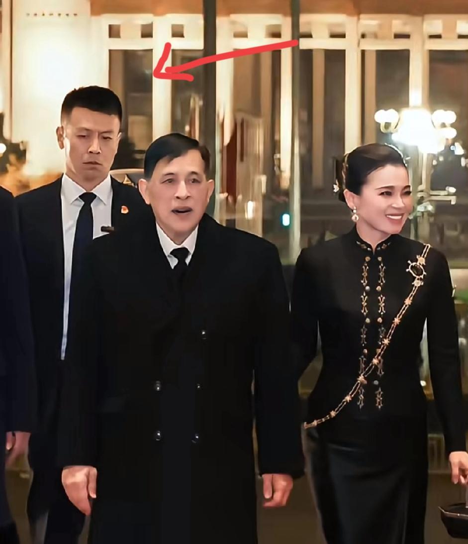 原来这次跟在泰王身后的威猛男士就是和普京保镖对视微笑那位，他还曾担任马塔雷拉来访