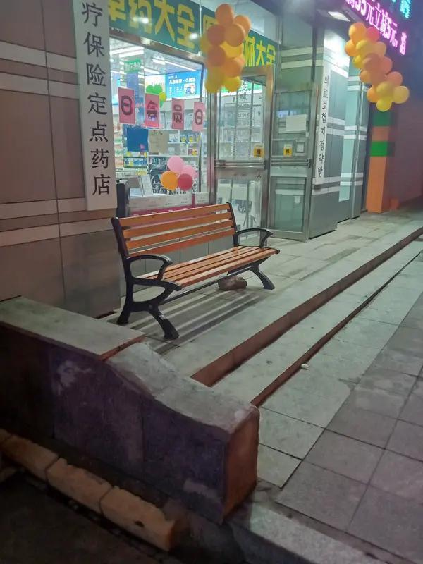 国家医保局公开谴责老百姓大药房 、益丰药房。两家均为A股上市连锁药房企业。部分门