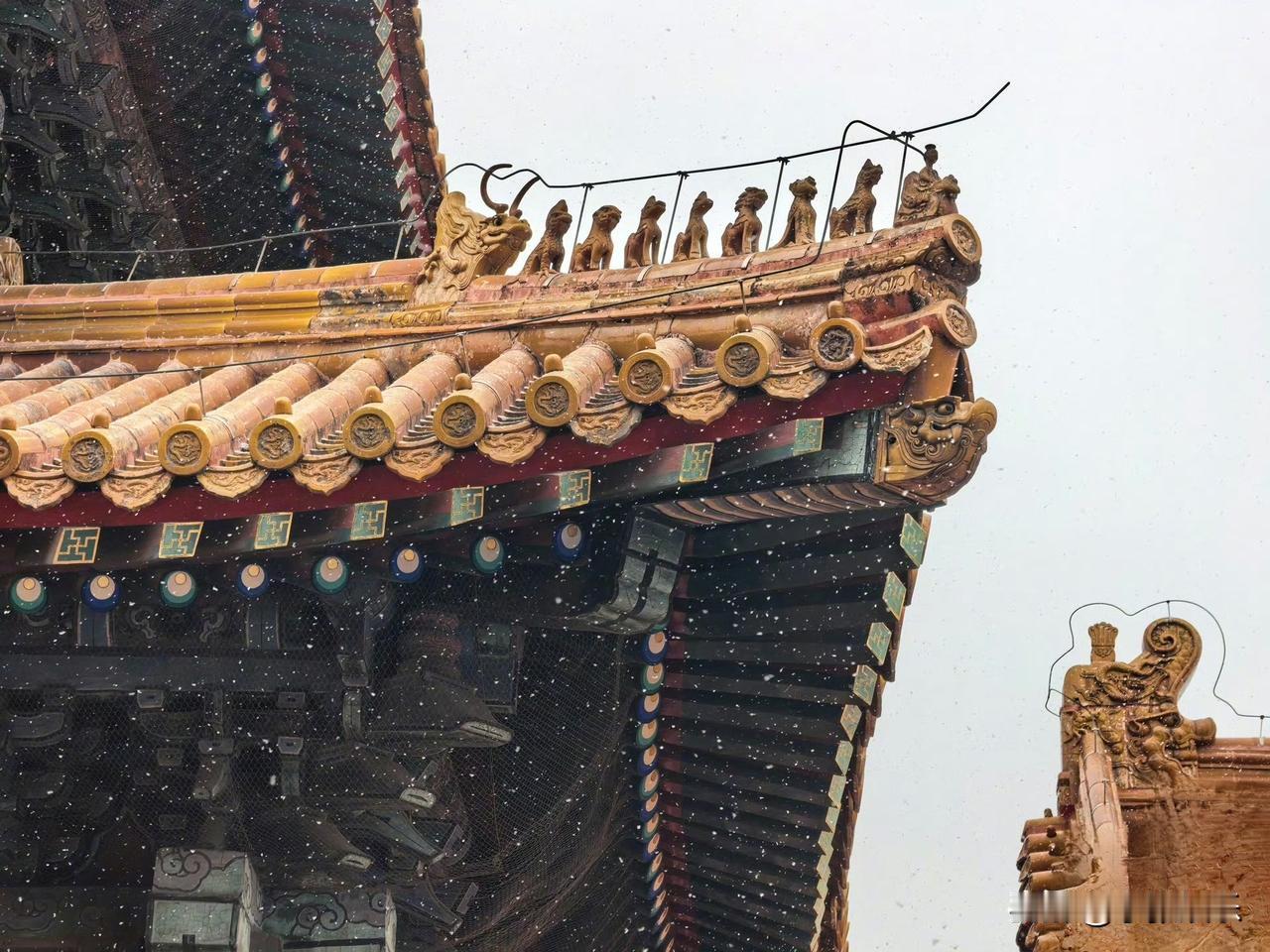 故宫雪景美图红墙金瓦与白雪相映，静谧深沉。雪中的故宫，少了喧嚣，多了庄重，琉璃瓦