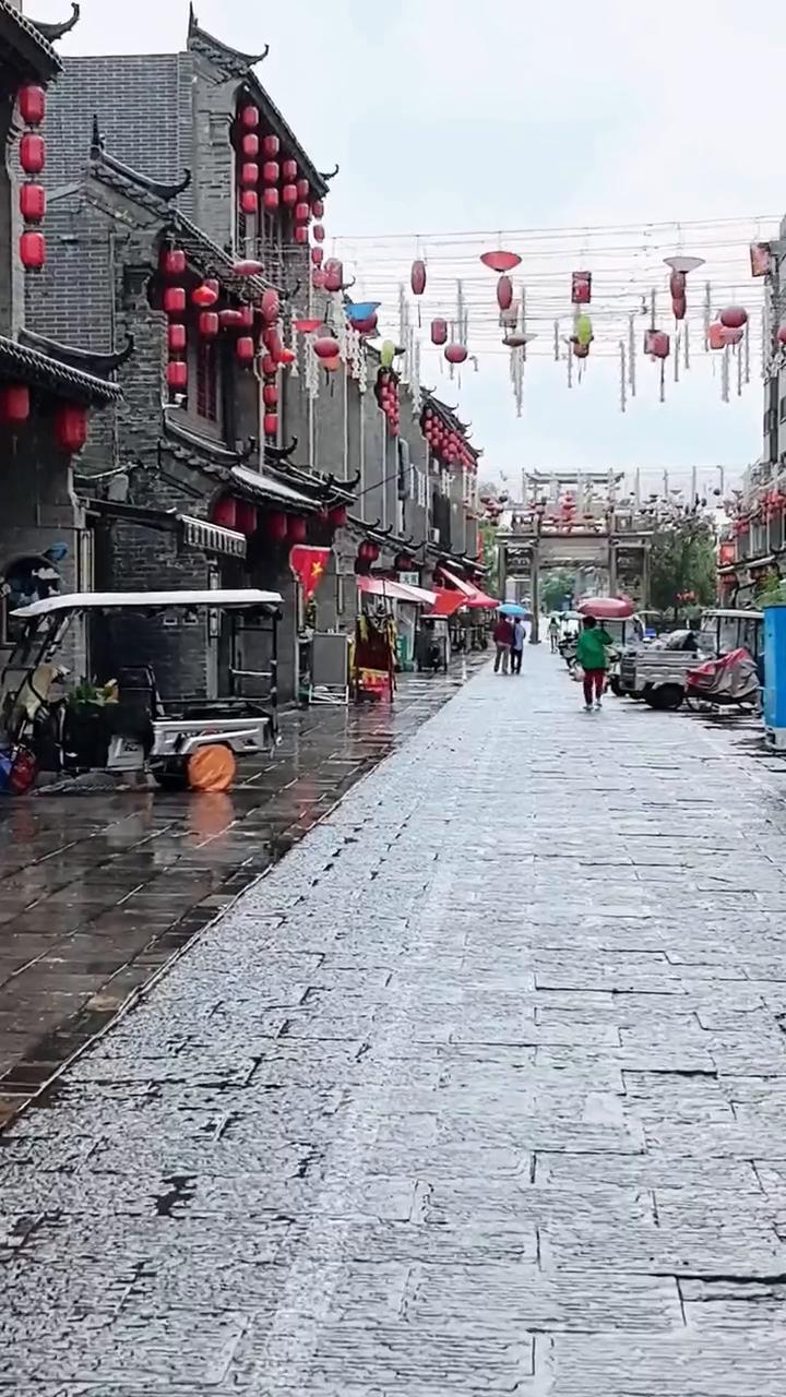 洛阳东关大街。
朋友们，在雨中游玩洛阳东关大街，感受青石板路面上的润滑与古朴，真