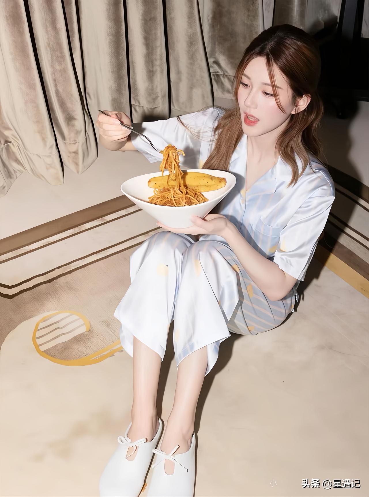 赵露思干饭名场面！大口嗦面的样子也太可爱了