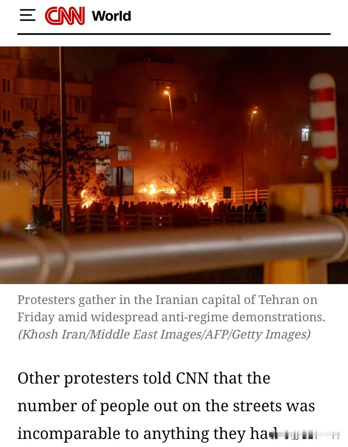周五晚上，有人在德黑兰拍到远处的火光冲天！
图  自CNN