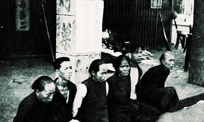 1941年，十来个日本老兵押着七个赤身裸体、身上都是伤的中国女人，对着一群新兵喊