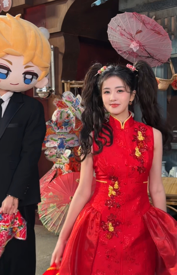 白鹿组过的CP搭子那么多，但能让她放下偶像包袱陪着一起跳抽象舞的，老亚瑟还真是头