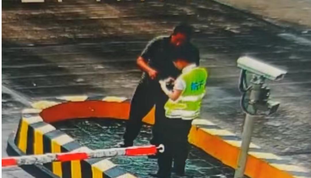 浙江，男子开货车被卡在收费站，需要交1396元通行费才能下高速，没想到，男子身上