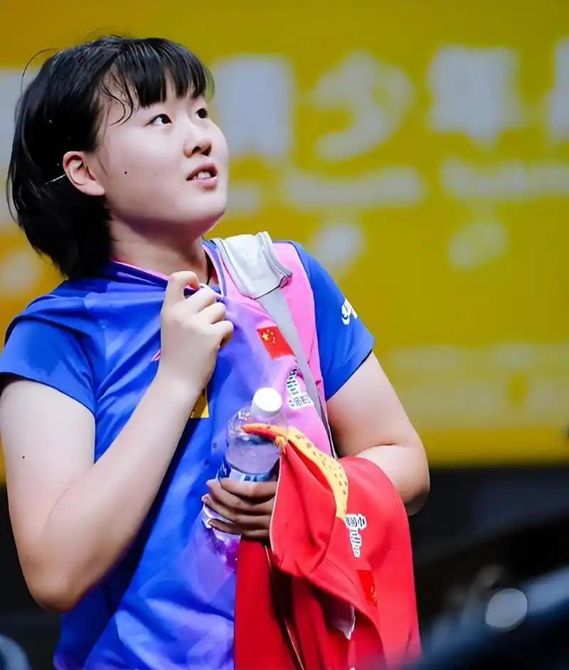 国乒该醒醒了，

姜依依这种苗子，再窝在青少年组耗着，就是浪费天赋！

事情大家