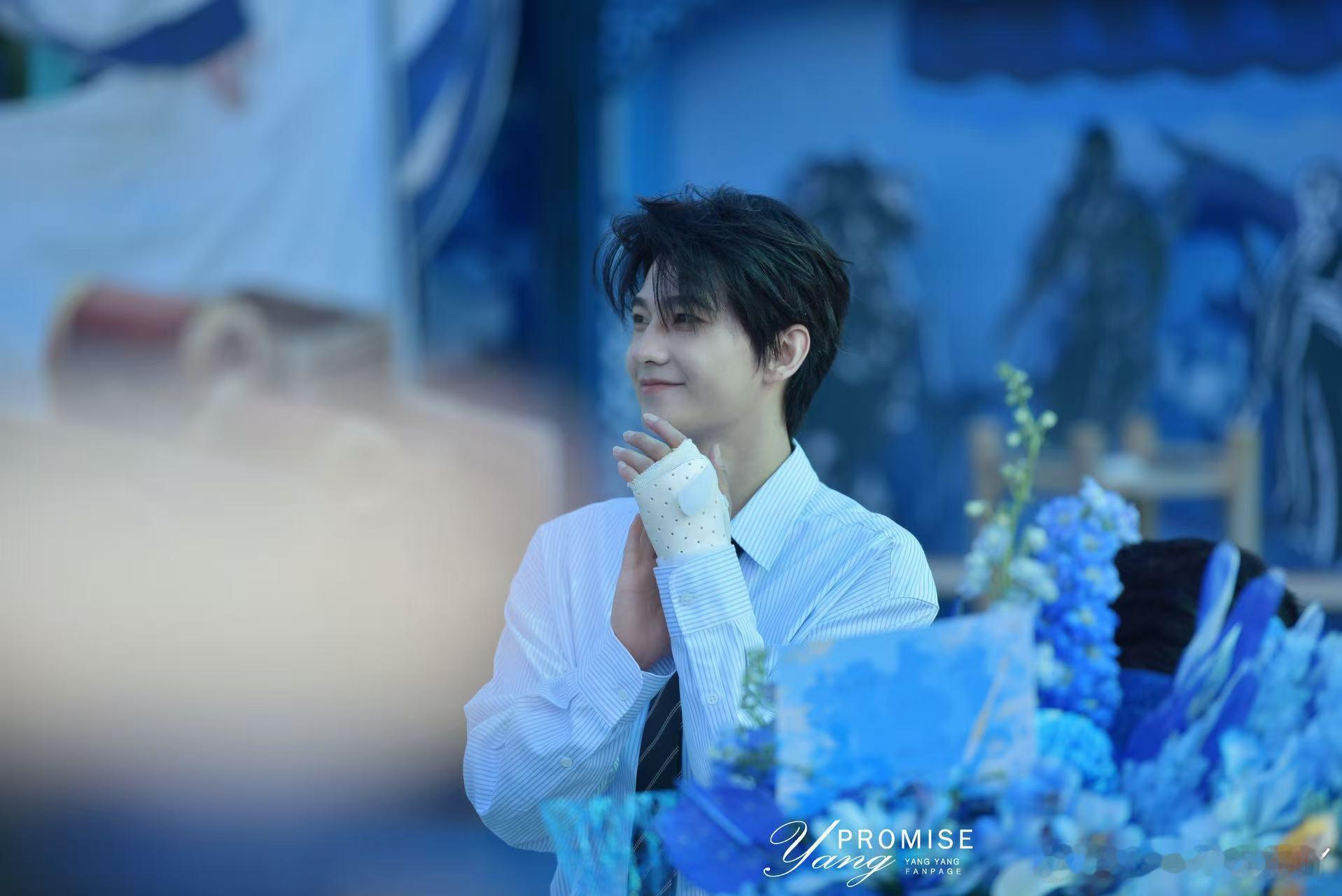 杨洋不让江山开机 开机现场的杨洋沉稳大气，没有多余修饰，却自带主角光芒，坐等一部