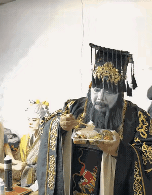 这画面看起来倒是有点怪吓人的，白天看起来倒没有什么大事，这要是夜深人静的时候看到