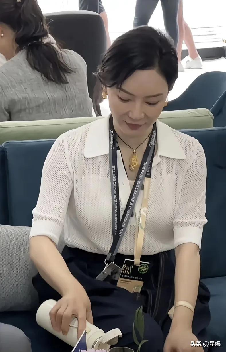 方艳芸再次回到上海滩，这次是以FE挥旗手身份出现