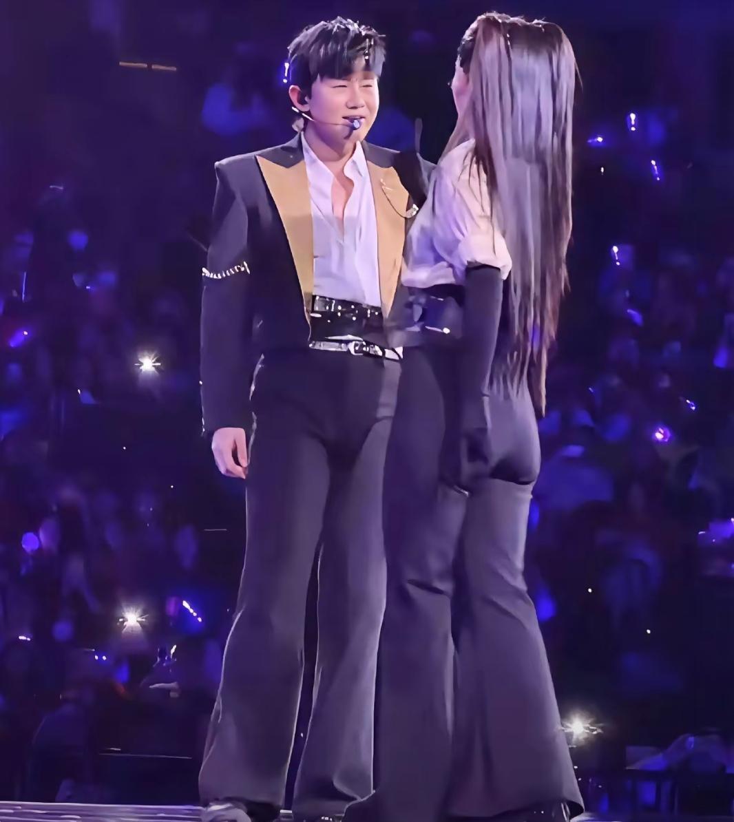 跨年夜张杰和谢娜的热舞给我吓一跳
不是说他们俩跳的不好，也不是说他们俩没有默契，