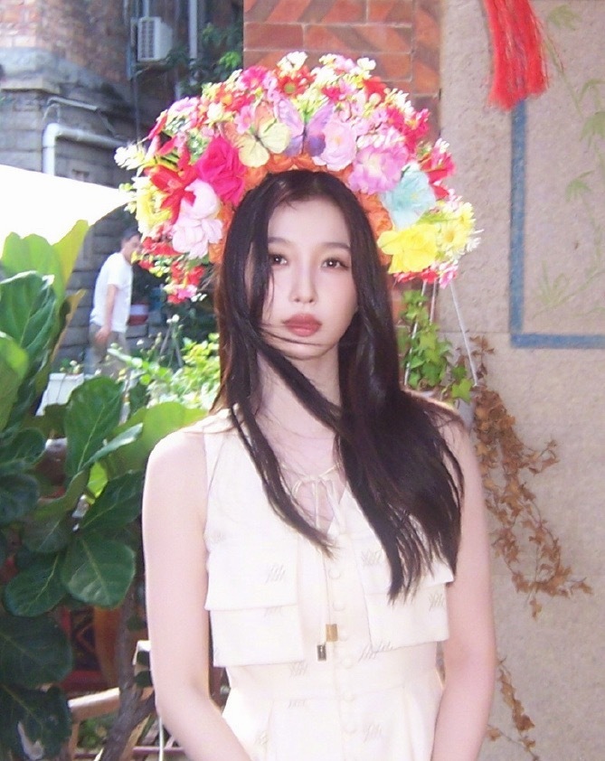 啊啊啊啊啊一些女明星们的簪花造型姐姐们都好美😍走在老街小巷随手拍都巨出片，各有