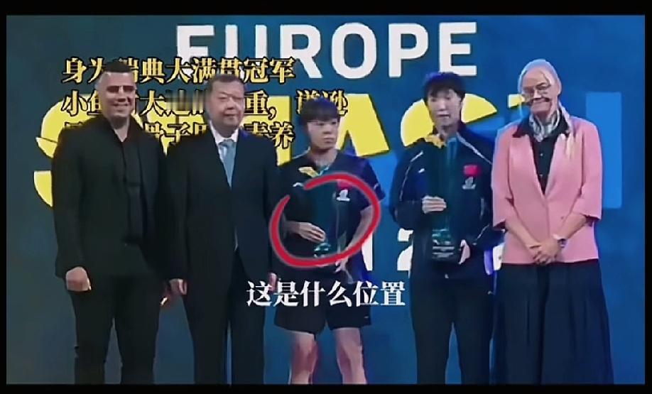 王曼昱最令人动容的一幕，不是她夺冠竖起来手指1，而是她在台上拍合照时把C位留给王
