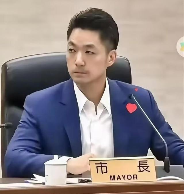 4月13日，台北市长蒋万安的一番重磅表态，直接在岛内政坛引发了一场十二级大地震。