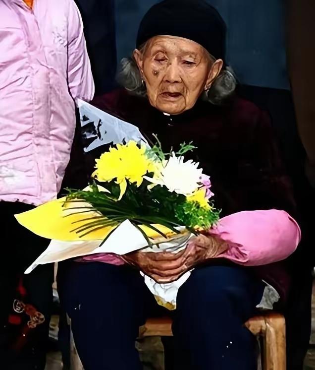 7子参军全“阵亡”，58岁母亲哭瞎双眼，1949年门外突然传来熟悉的声音，一声“