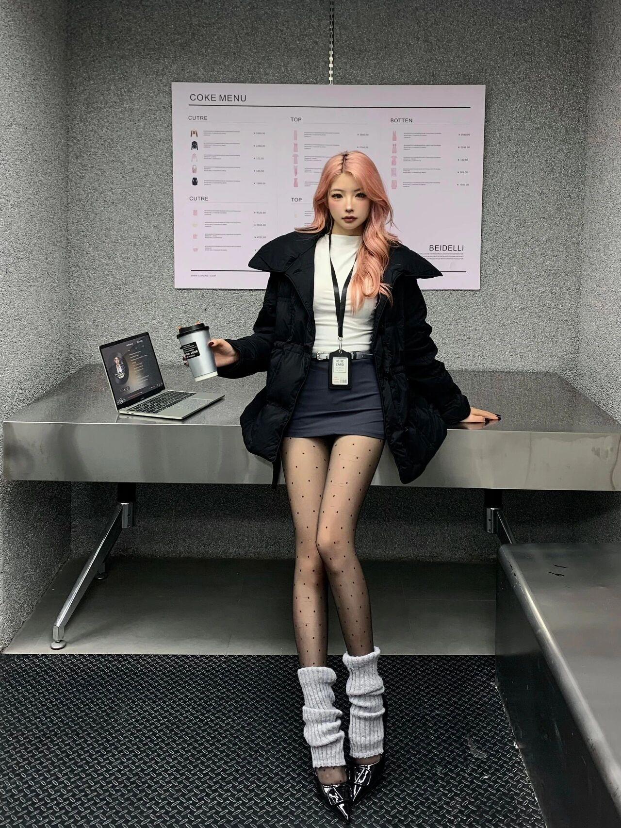 黑色羽绒服搭配波点丝袜，也能穿出时髦精的气质
这种穿搭把保暖和风格都照顾到啦，黑