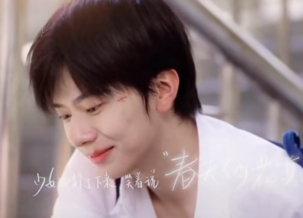 #短剧男主都帅成这样了# 正面看还可以，但从侧面他笑起来看好像鼻子和脸压缩了，比