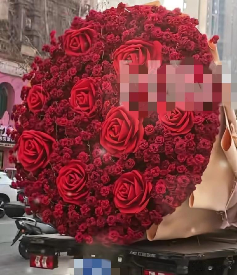 2月14日，情人节当天郑州街头惊现巨型玫瑰花束，花束侧面还贴了一张纸，上面写着“