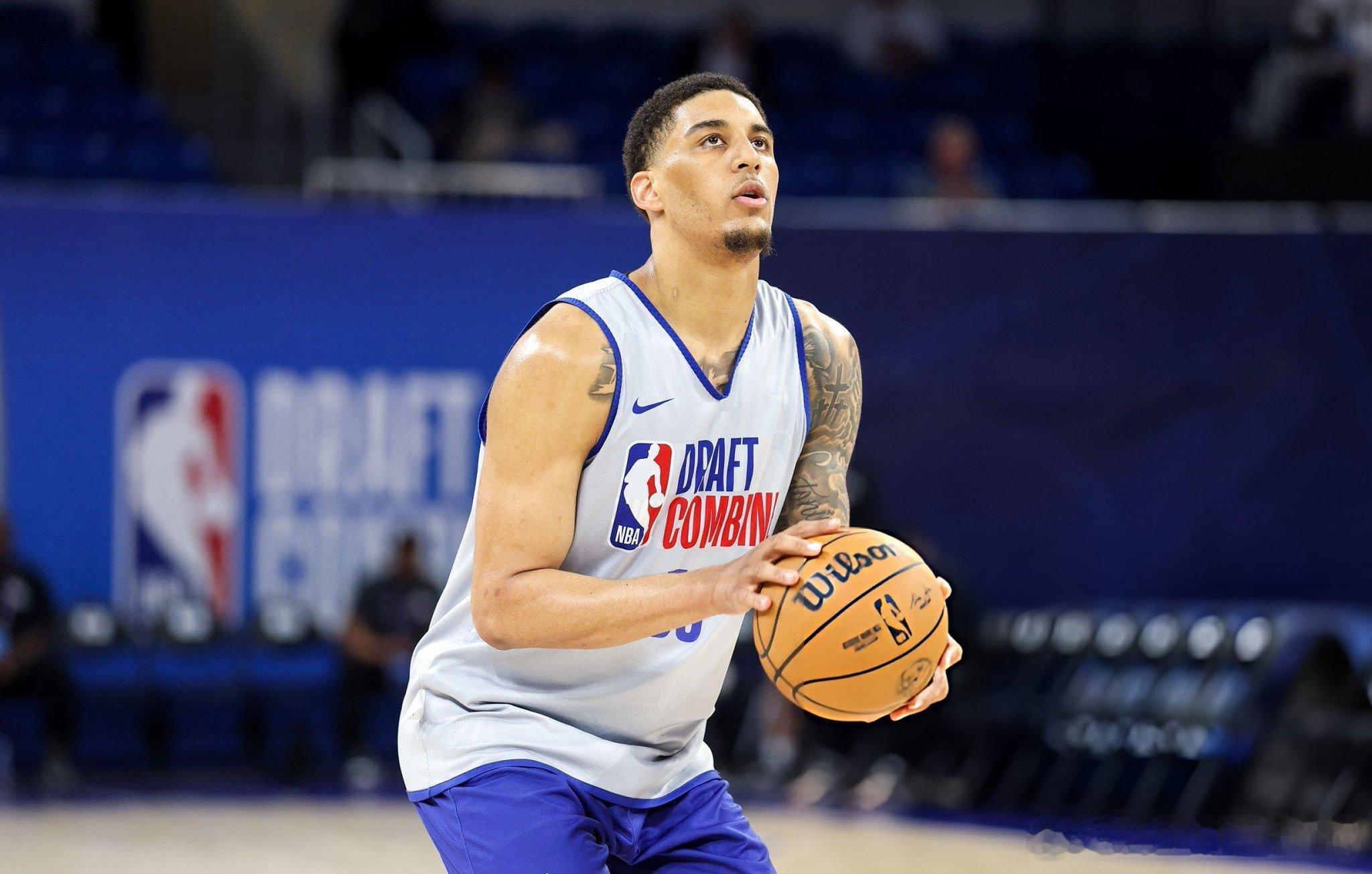 伦德伯格最初曾报名参加2025年NBA选秀，并与勇士管理层会面，但后来有人告诉他